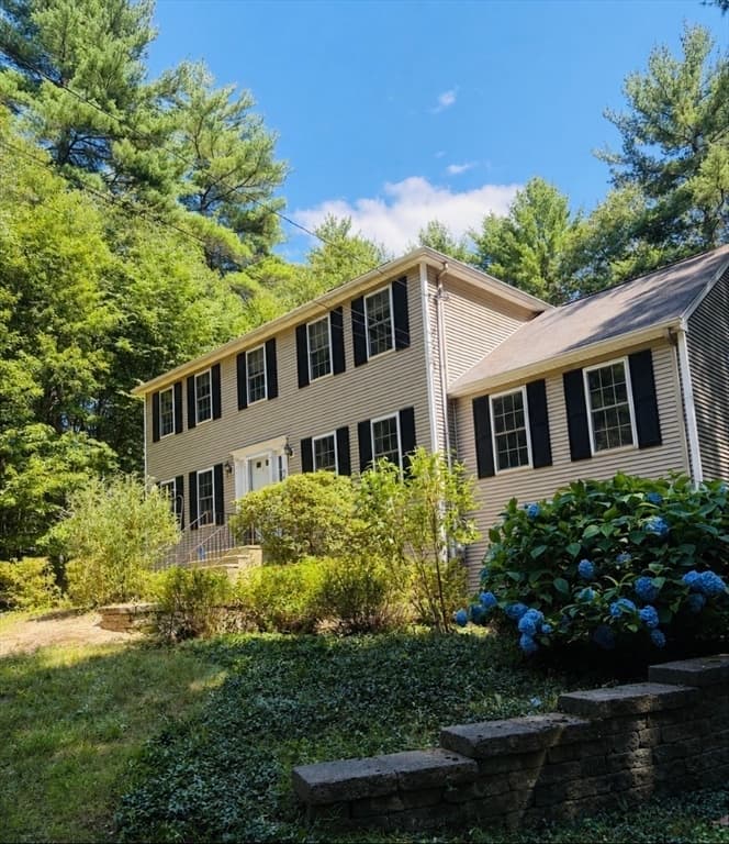 94 Whitins Rd, Sutton MA 01590