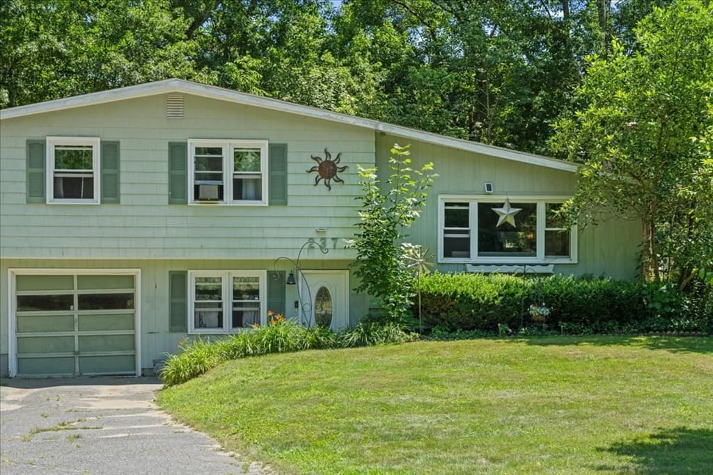 237 Boston Rd, Palmer MA 01069