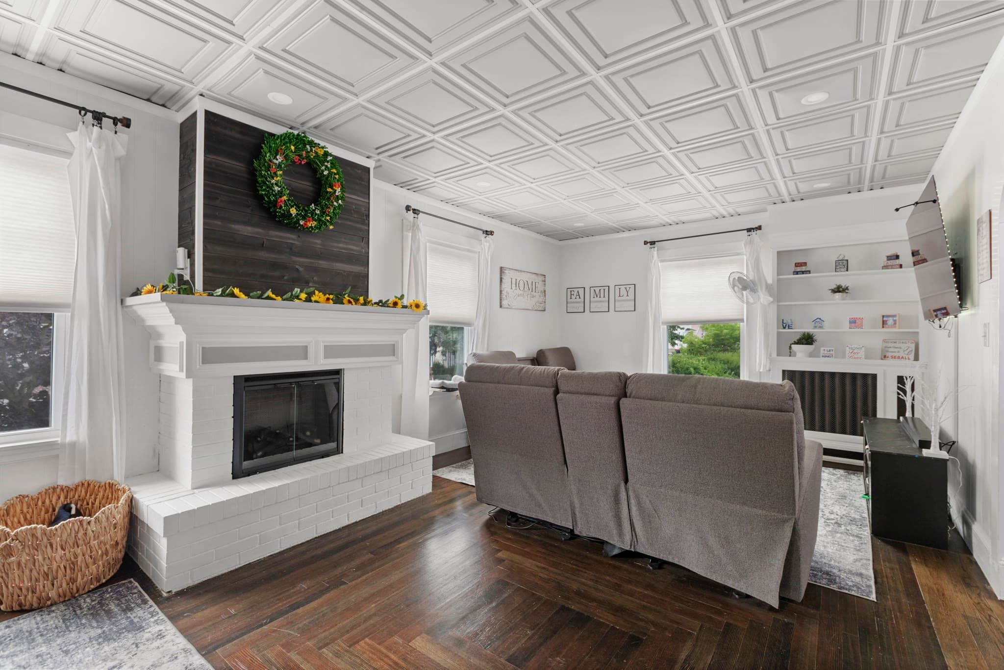 Single Family Residence at 596 County St, New Bedford MA 02740, photo 9 of 31