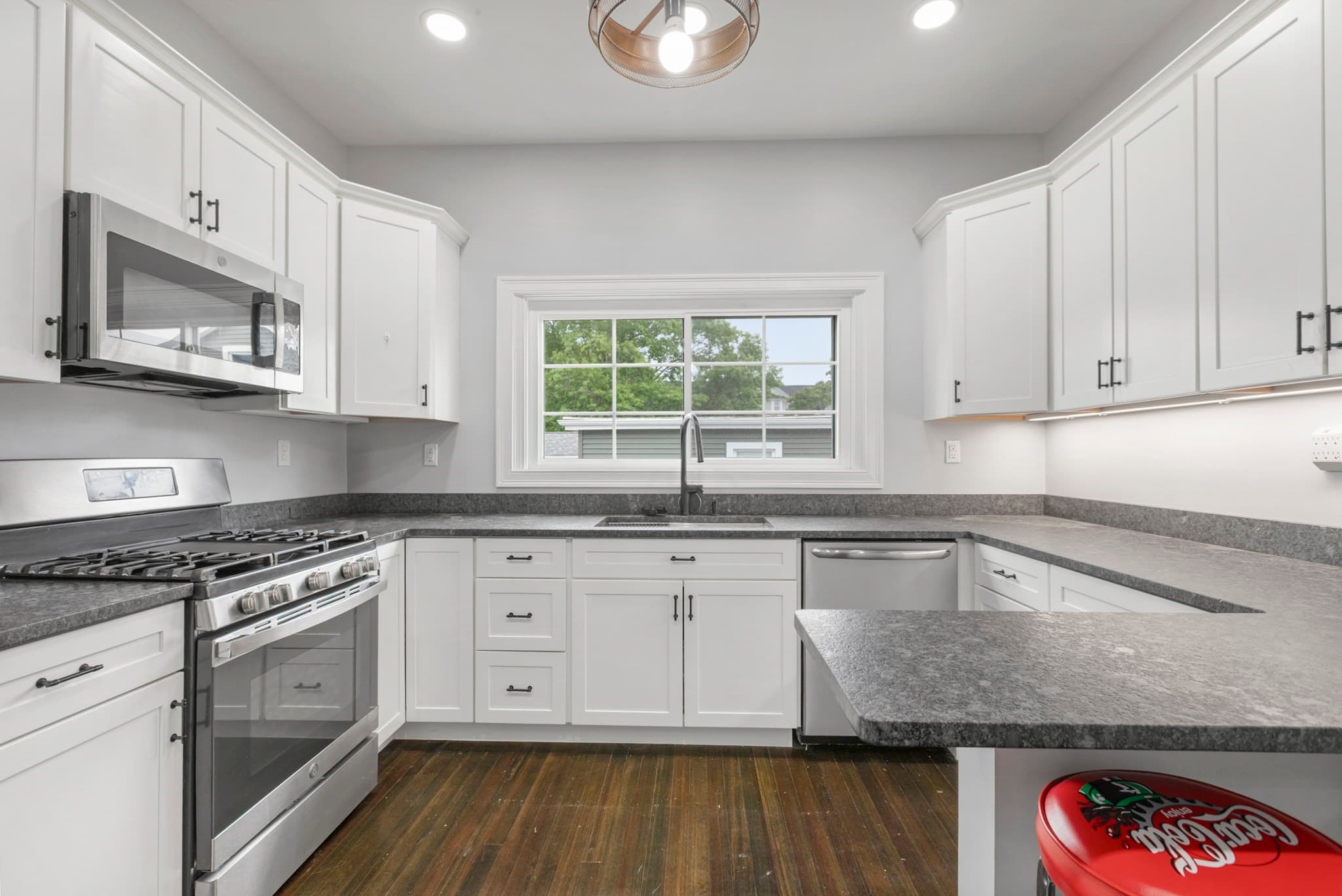 Single Family Residence at 596 County St, New Bedford MA 02740, photo 11 of 31