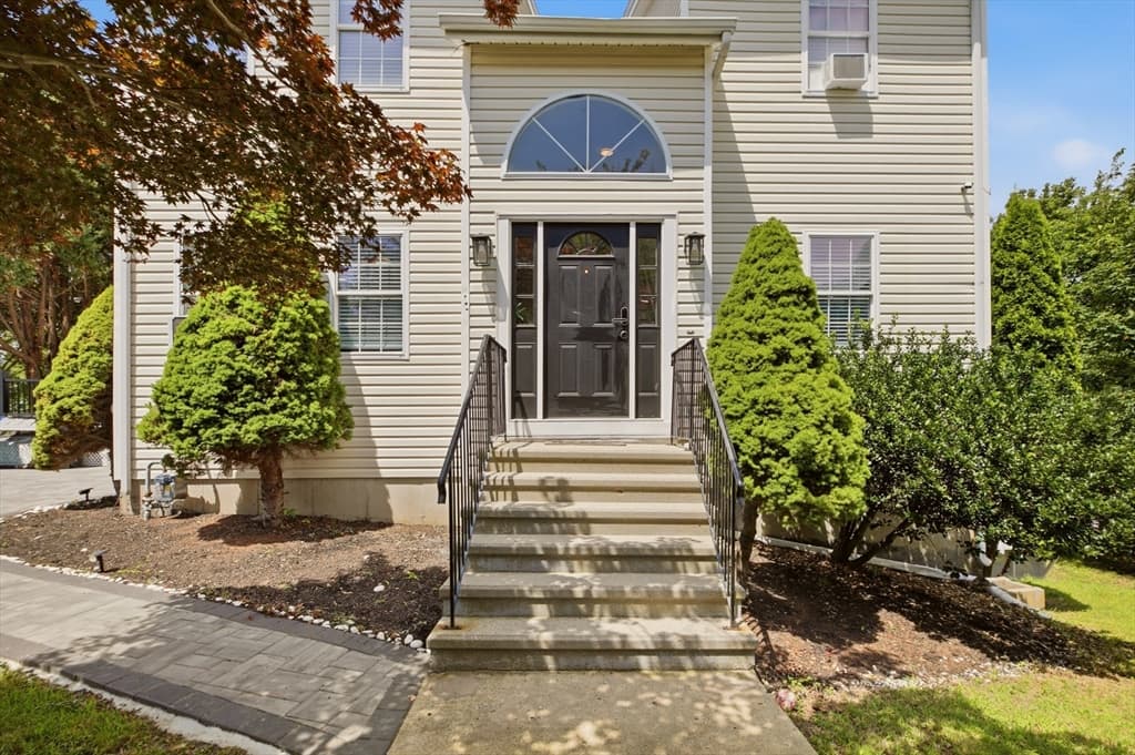 724 Woodman St, Fall River MA 02724 photo 2