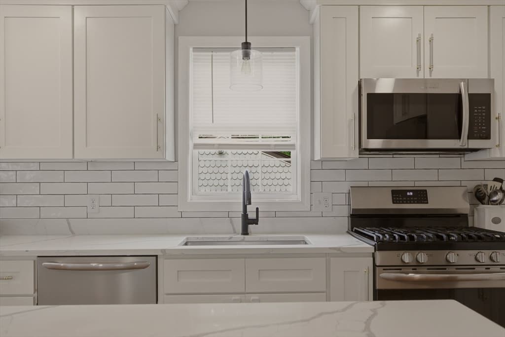 724 Woodman St, Fall River MA 02724 photo 12