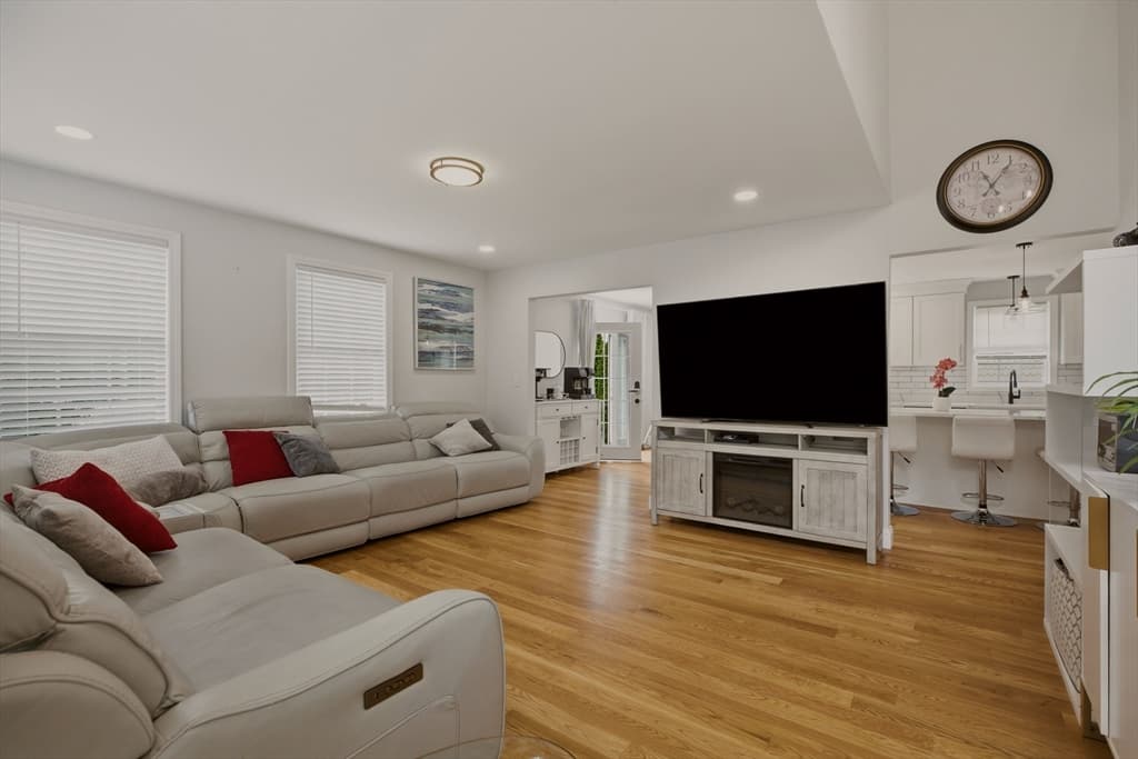 724 Woodman St, Fall River MA 02724 photo 5