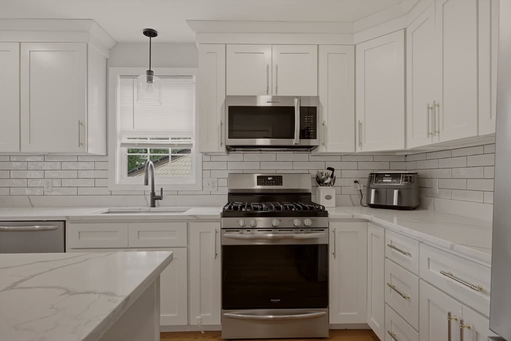 724 Woodman St, Fall River MA 02724 photo 9