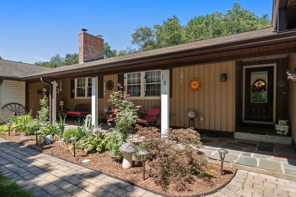 16 Burbank Lane, Lancaster MA 01523 photo 3