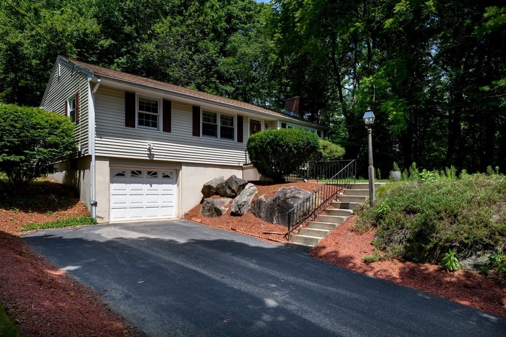 604 Quinapoxet St, Holden MA 01520