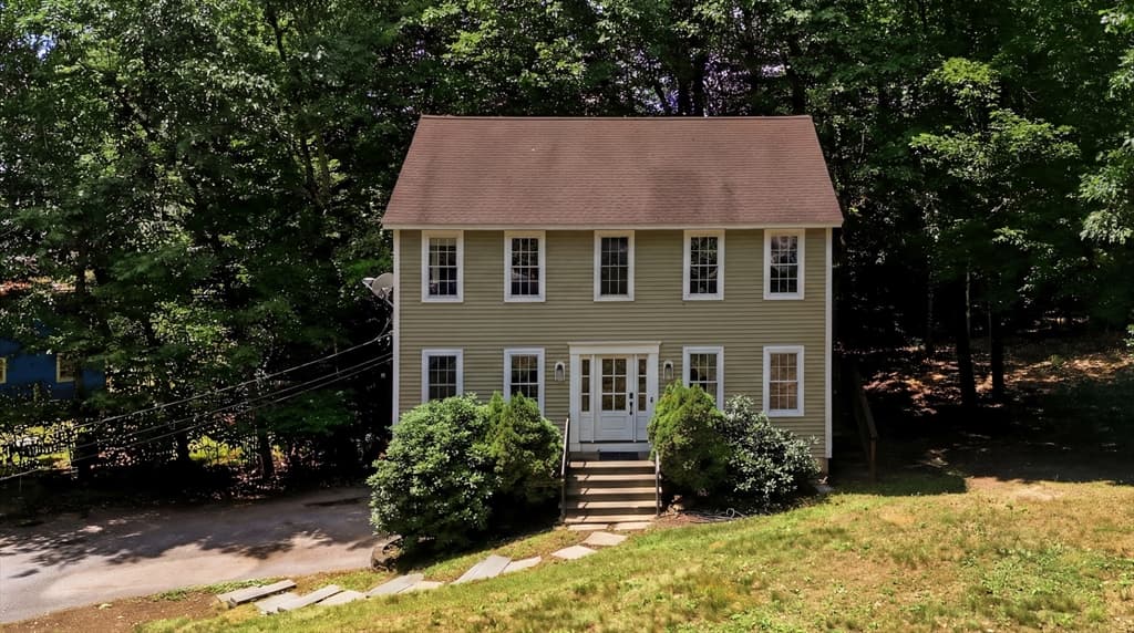 11 Navajo St, Hubbardston MA 01452