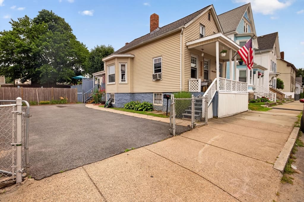 98 Parker St, New Bedford MA 02740 photo 2