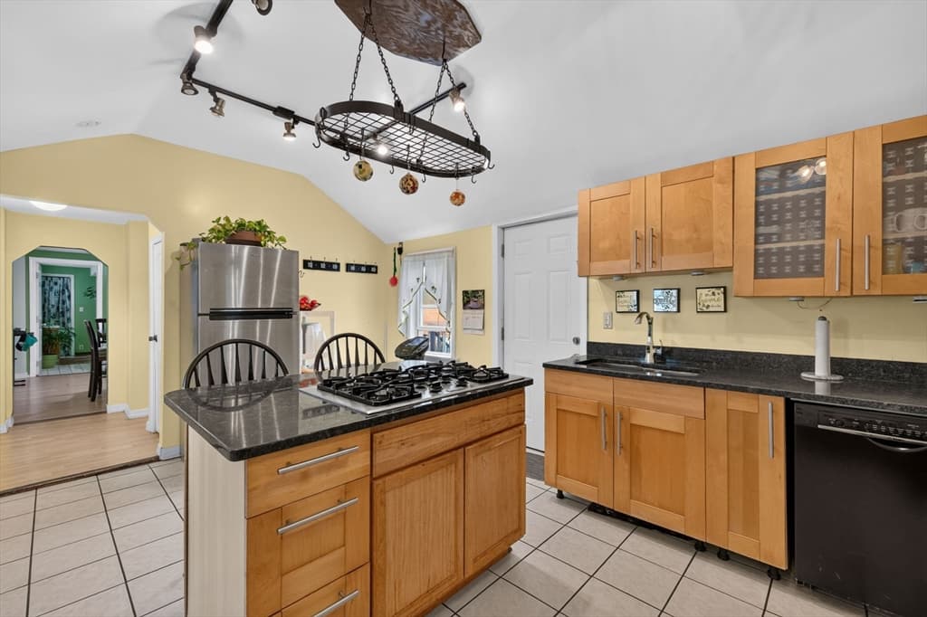 98 Parker St, New Bedford MA 02740 photo 14