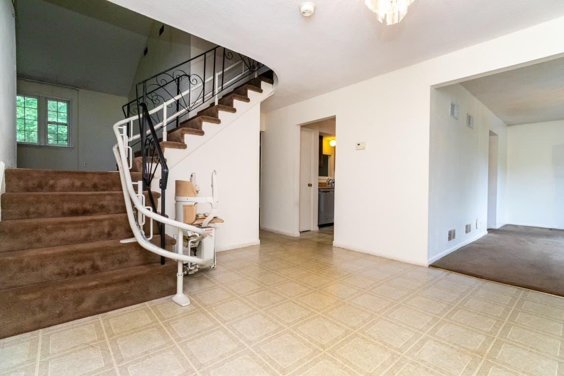Single Family Residence at 5 Tomkins Ln, Framingham MA 01702, photo 10 of 37