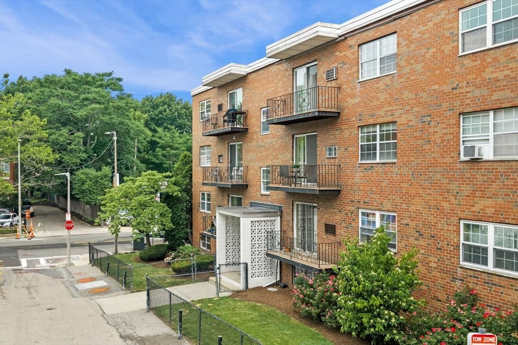 Condominium at 4 Robinwood Avenue # 6, Boston MA 02130, Boston, photo 2 of 33