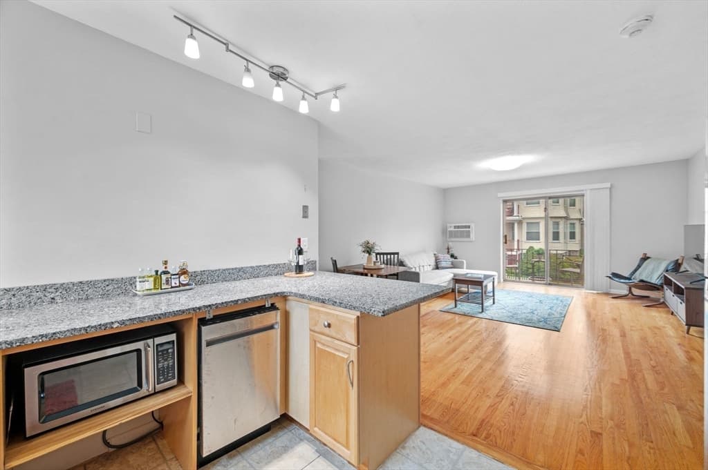 Condominium at 4 Robinwood Avenue # 6, Boston MA 02130, Boston, photo 10 of 33