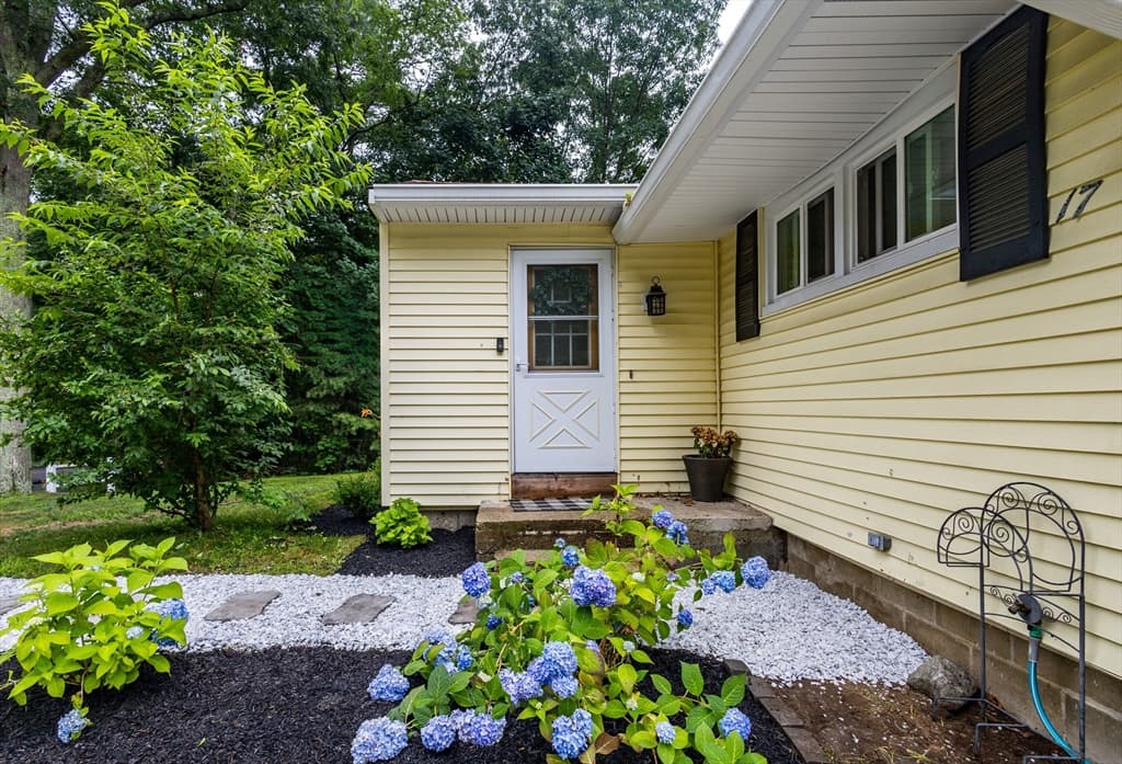 17 Pine St, Bellingham MA 02019