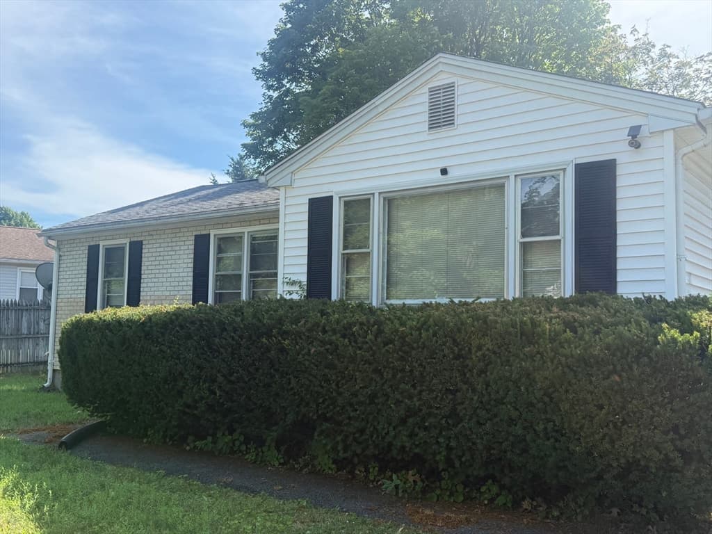 74 Leatherleaf Dr, Springfield MA 01109