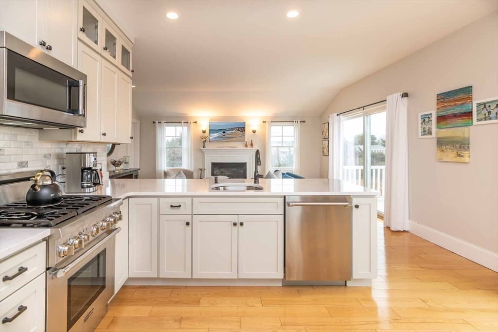 Single Family Residence at 28 Beach Rd, Oak Bluffs MA 02557, photo 9 of 40