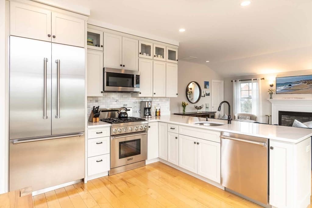 Single Family Residence at 28 Beach Rd, Oak Bluffs MA 02557, photo 14 of 40
