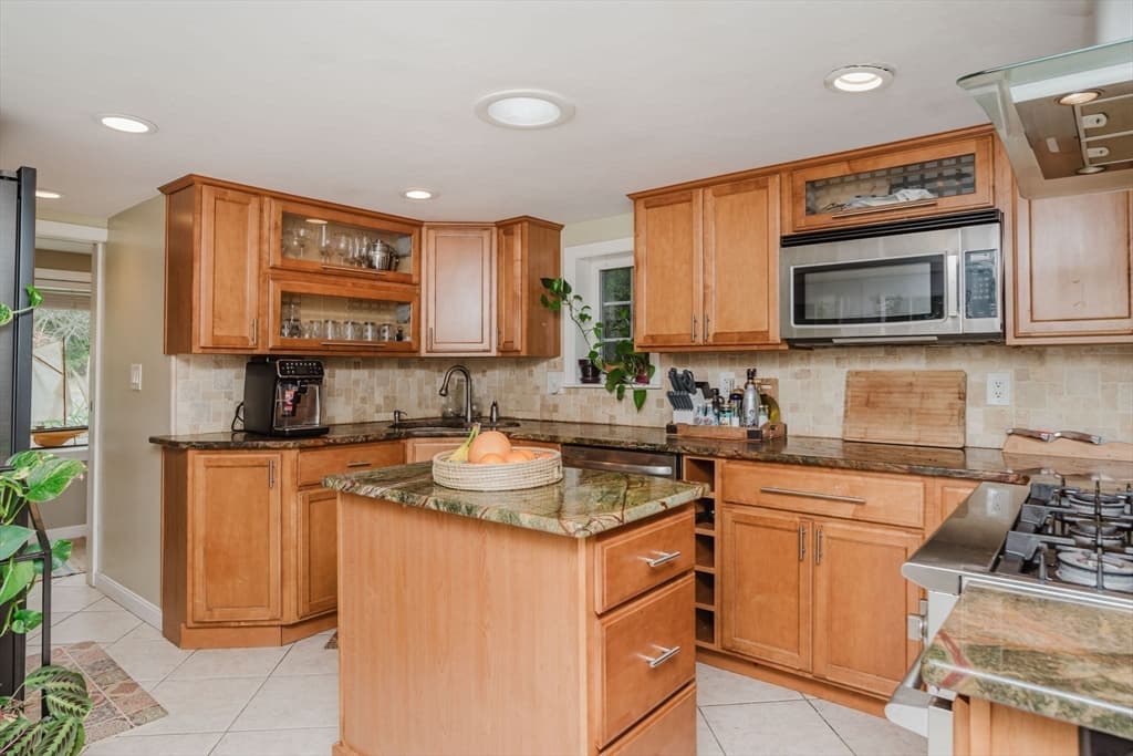 273 Center St, Hanover MA 02339 photo 8