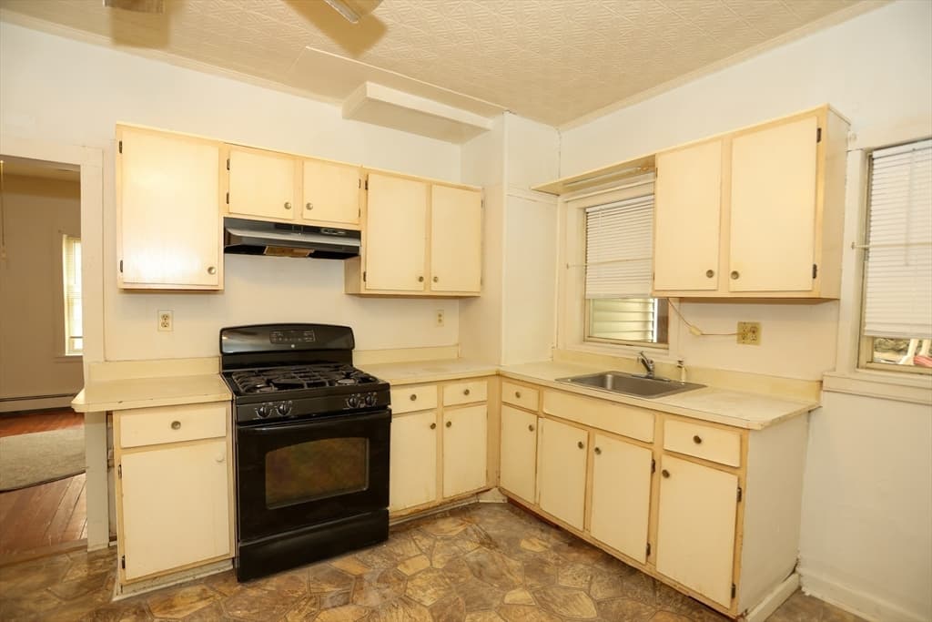 22-24 Floyd St, Lowell MA 01852 photo 8