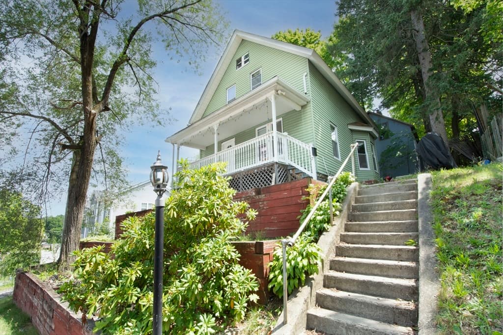 7 Clarence St, Worcester MA 01610