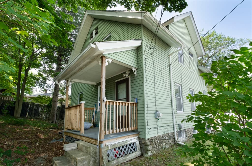 7 Clarence St, Worcester MA 01610 photo 5