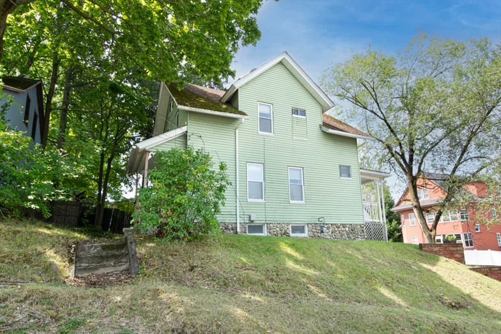 7 Clarence St, Worcester MA 01610 photo 4