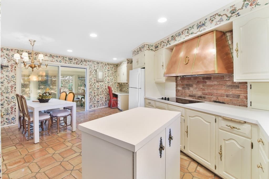 208 Tanglewood Dr, Longmeadow MA 01106 photo 8