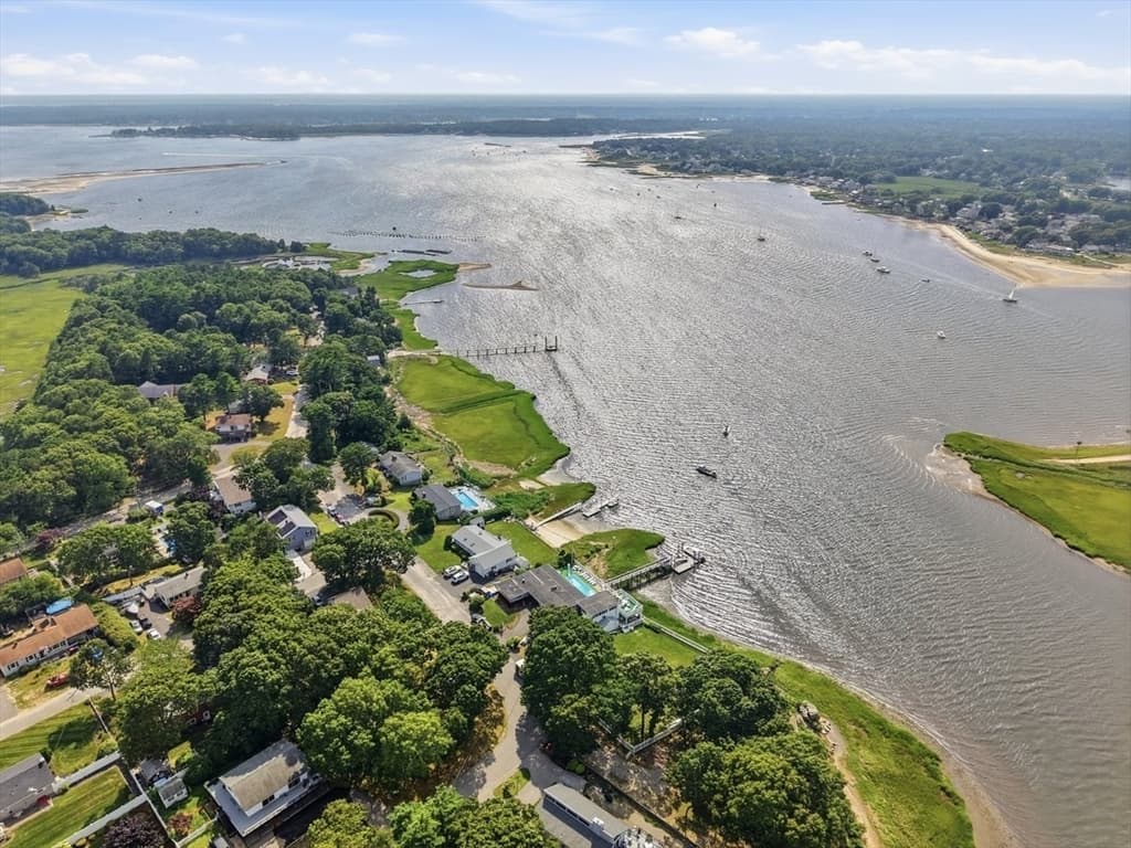 79 Edgewater Dr, Wareham MA 02571