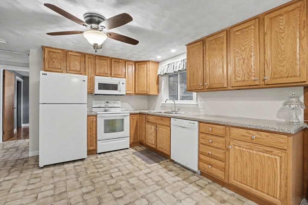 Single Family Residence at 35 Park Forest Rd, Springfield MA 01118, Springfield, photo 6 of 41