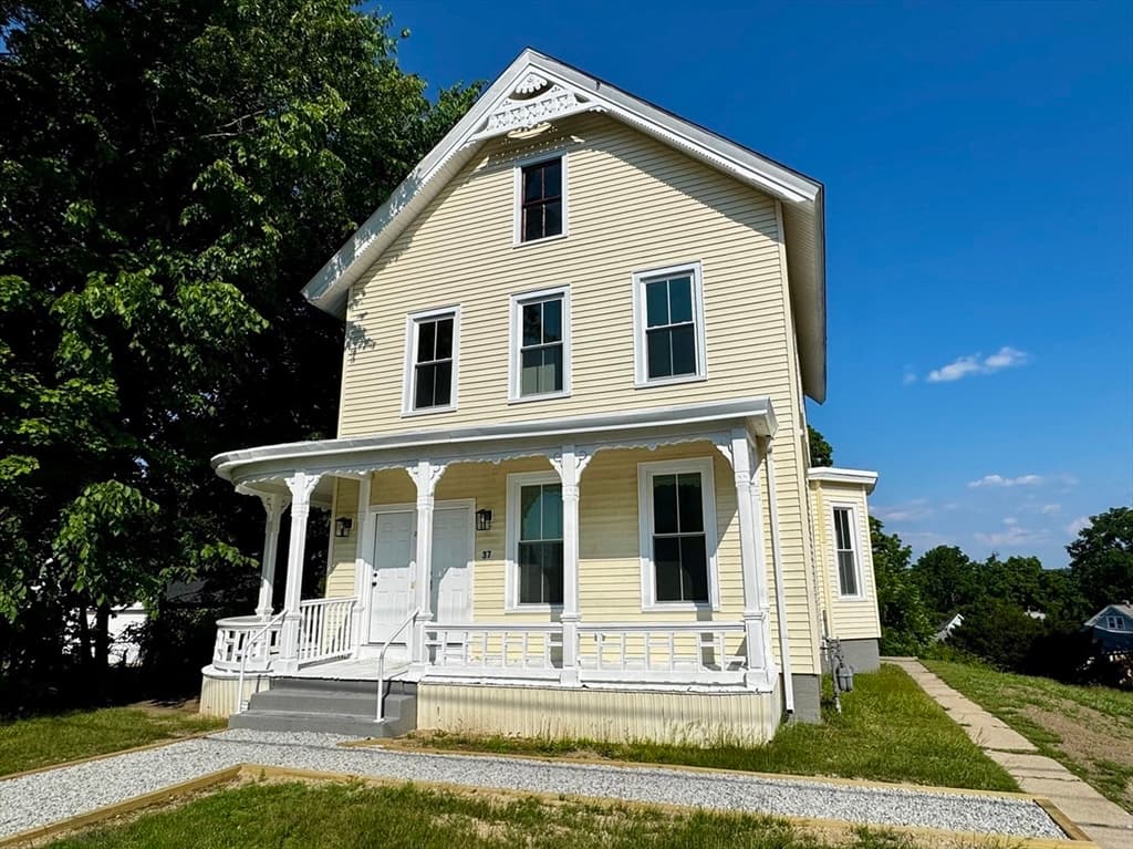 37 Oakes Ave, Southbridge MA 01550
