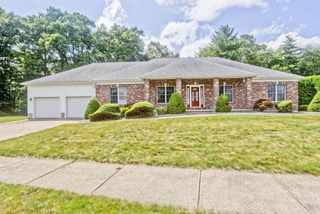 15 Avalon Place, Agawam MA 01030