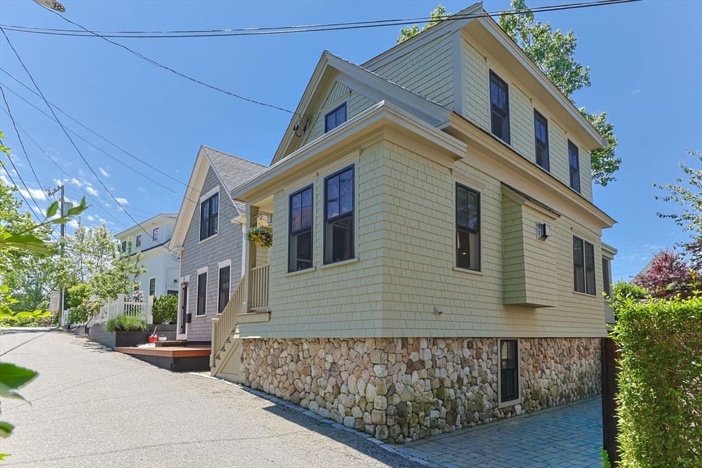 24 Cottage St, Provincetown MA 02657 photo 2