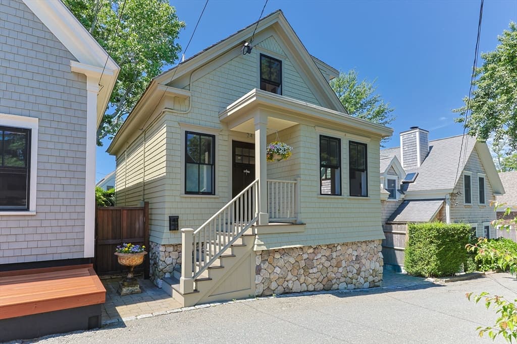 24 Cottage St, Provincetown MA 02657