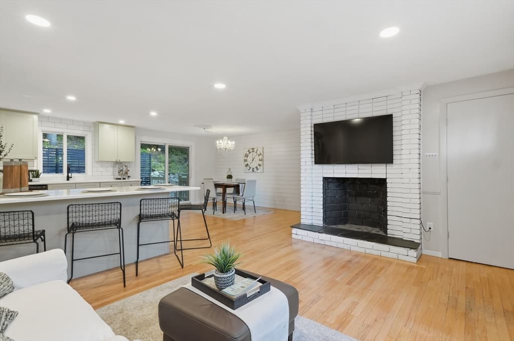 334 Rogers St, Lowell MA 01852 photo 3