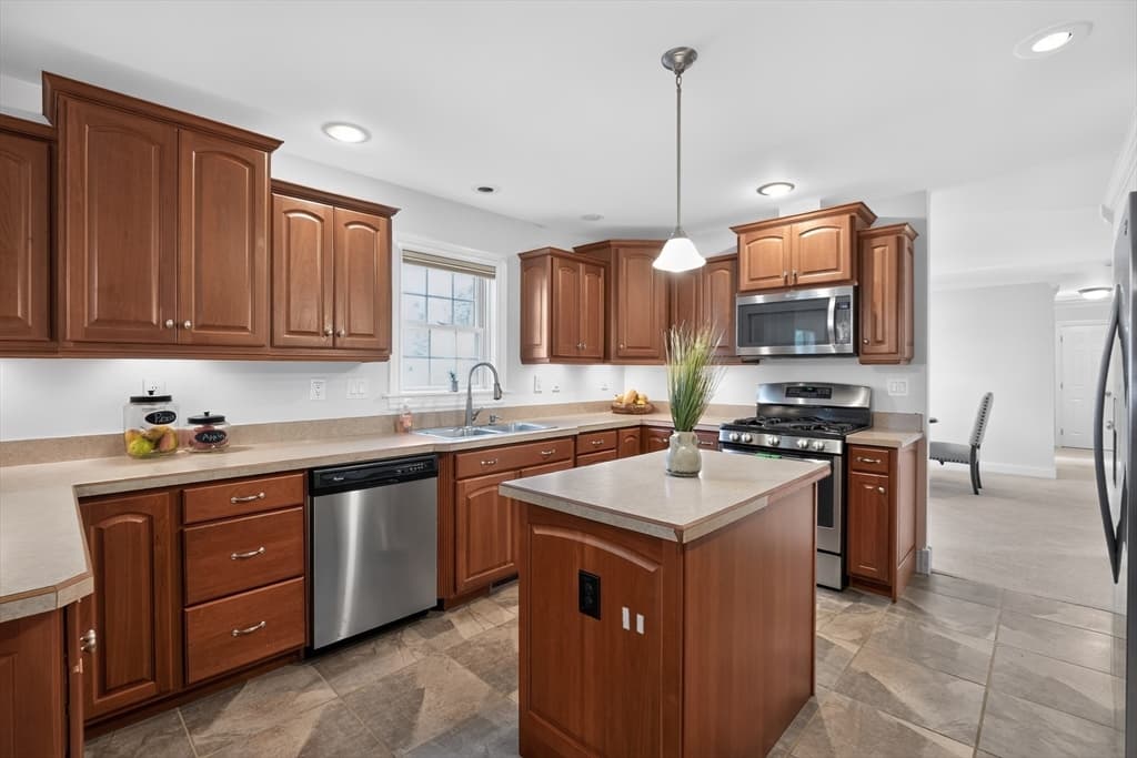 2 Leslie Court, Rockland MA 02370 photo 6