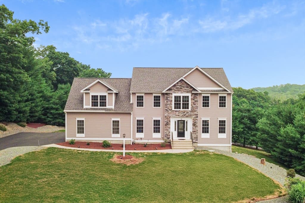 14 Longbrook Dr, Cumberland RI 02864