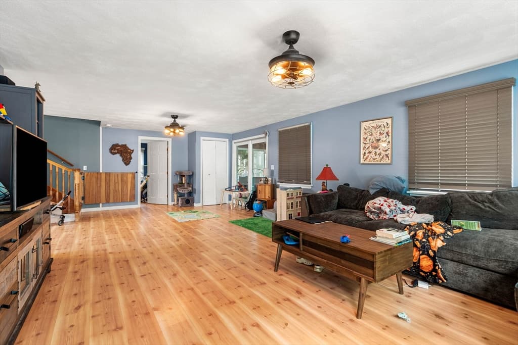 8 Windsor Ln, Gloucester MA 01930 photo 3