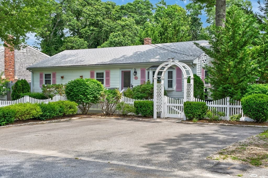 25 Deepwood Dr, Falmouth MA 02536 photo 2