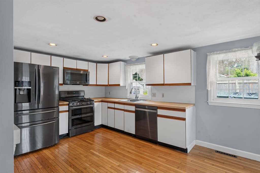 25 Deepwood Dr, Falmouth MA 02536 photo 8