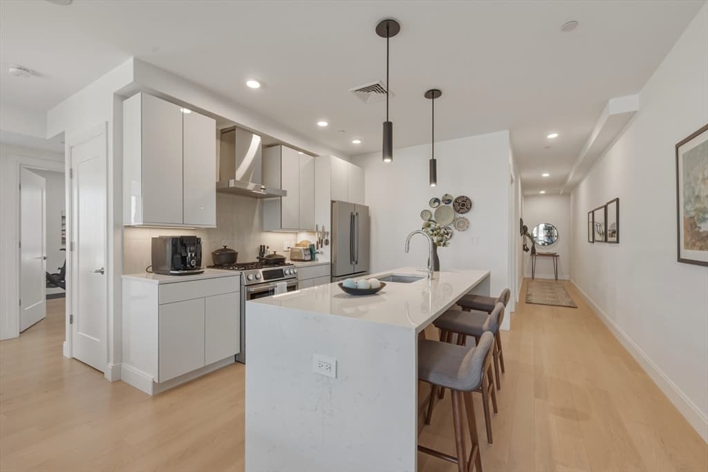 20 W 5th St # 3I, Boston MA 02127