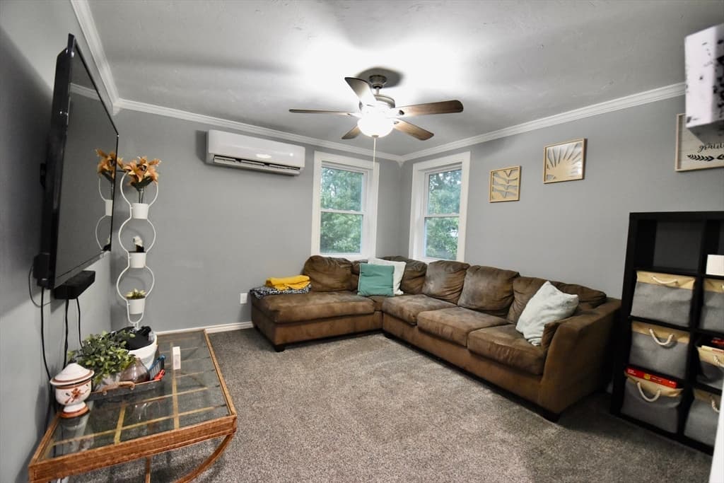 9 Maid Marion St, Oxford MA 01540 photo 3