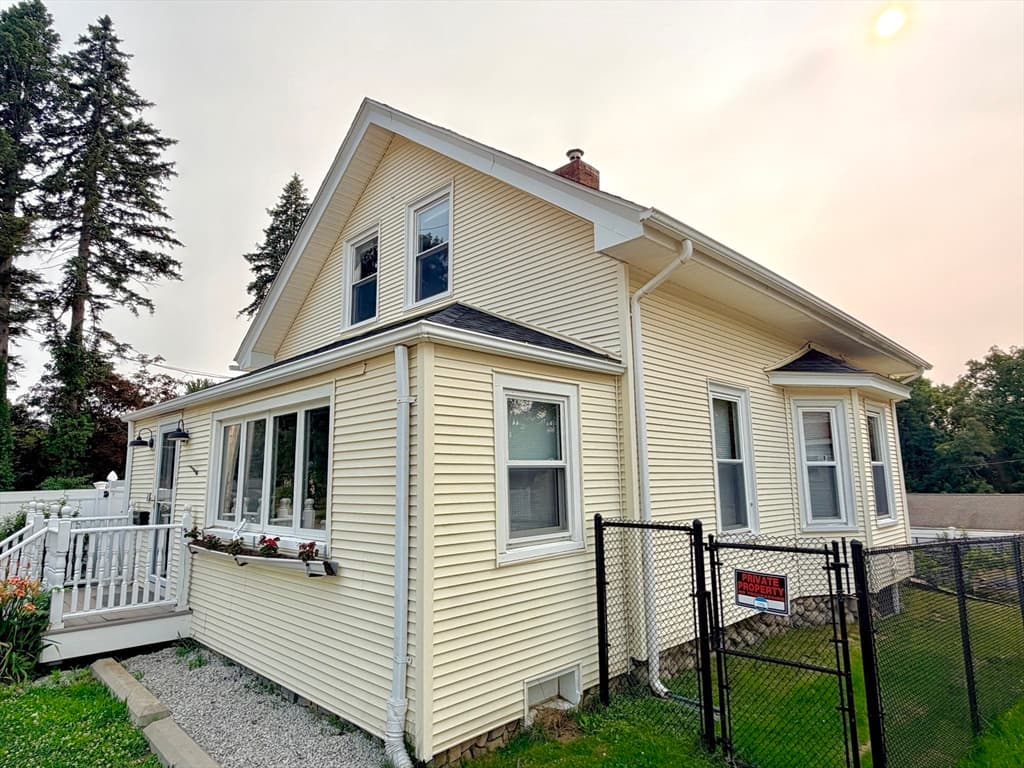 22 Pelican Ave, Worcester MA 01605 photo 8