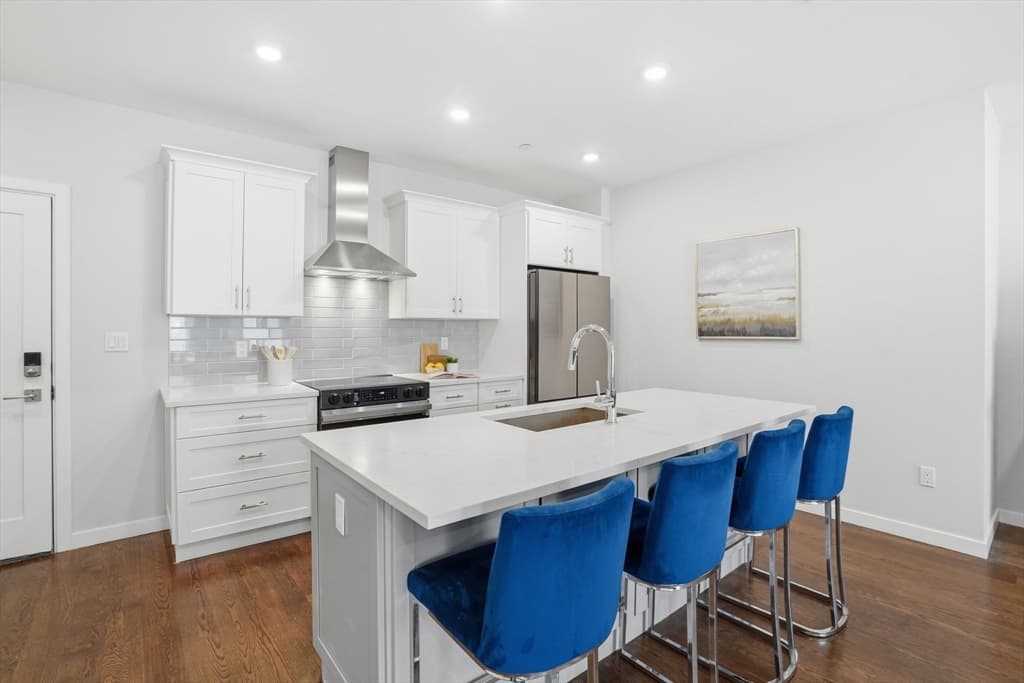 267 Old Colony # 511, Boston MA 02127