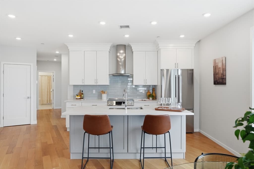 Condominium at 267 Old Colony # 606, Boston MA 02127, Boston, photo 2 of 36