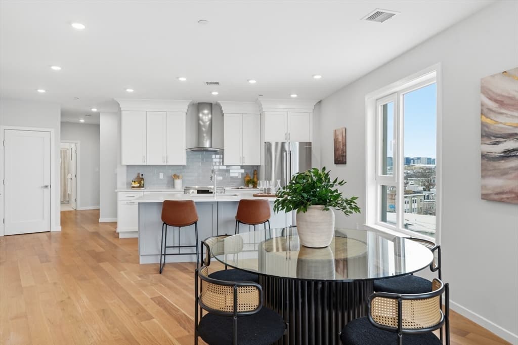 267 Old Colony # 606, Boston MA 02127