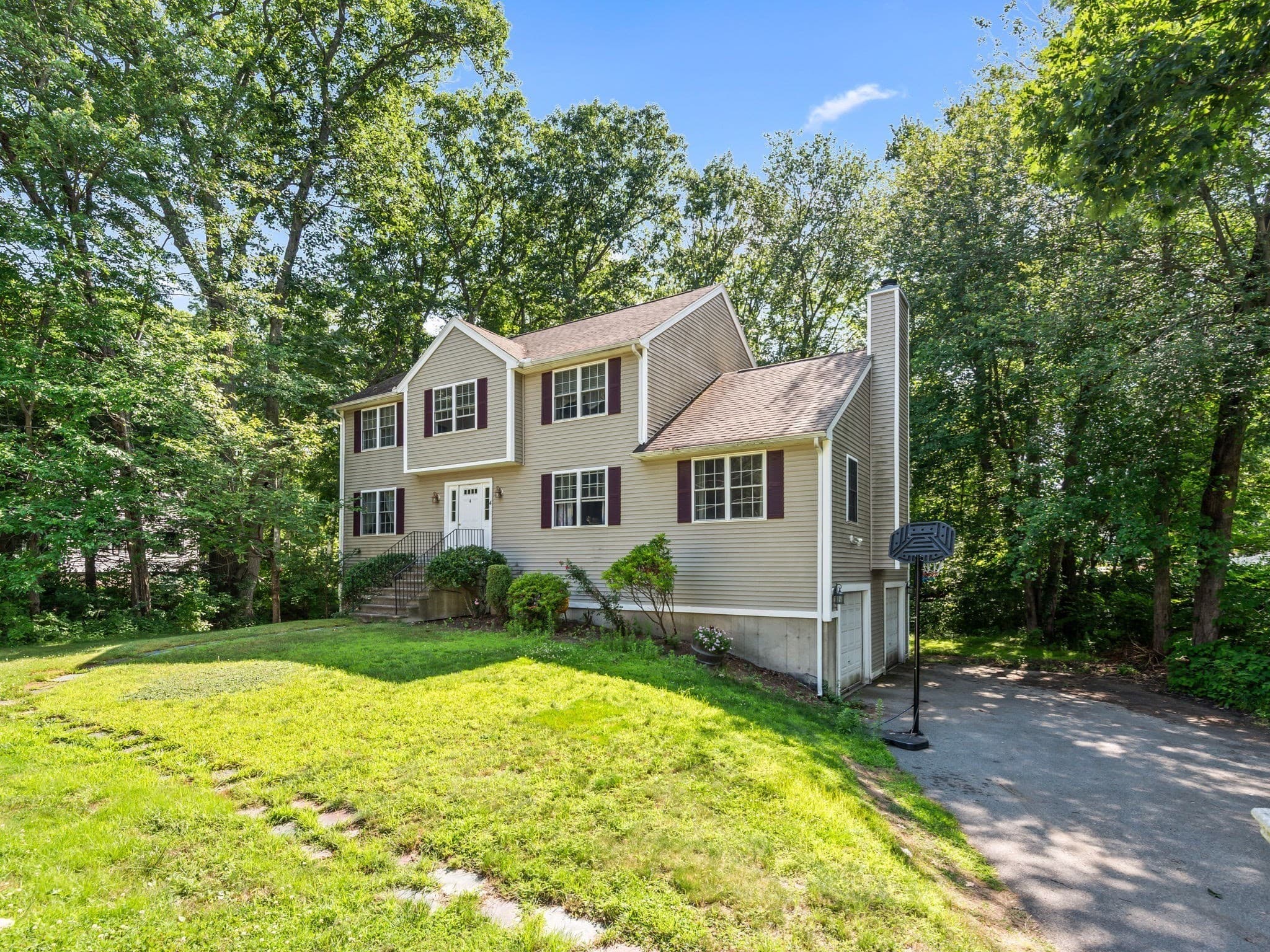 Single Family Residence at 4 Commonwealth Ave, Auburn MA 01501, Auburn, photo 2 of 40