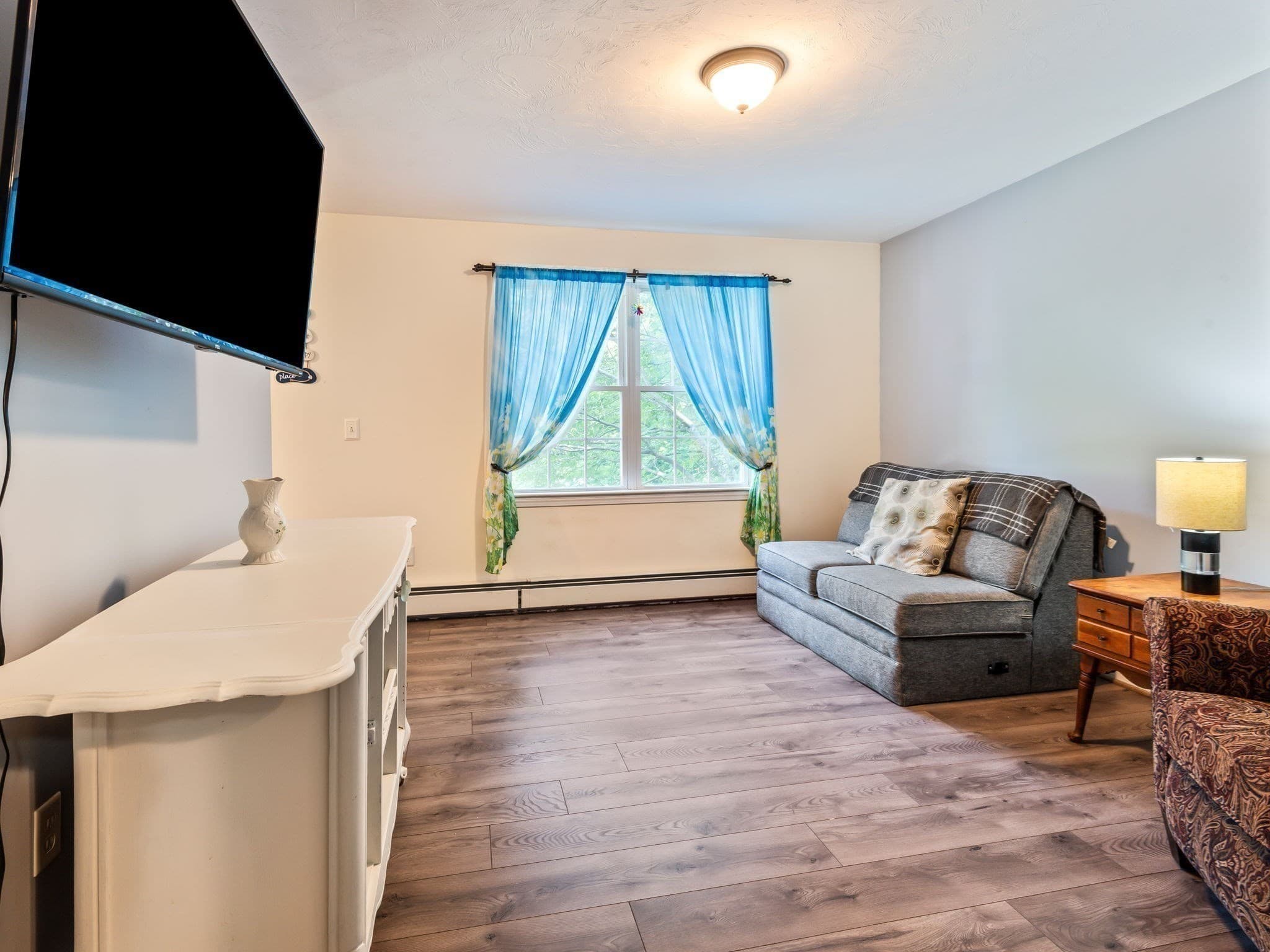 Single Family Residence at 4 Commonwealth Ave, Auburn MA 01501, Auburn, photo 6 of 40