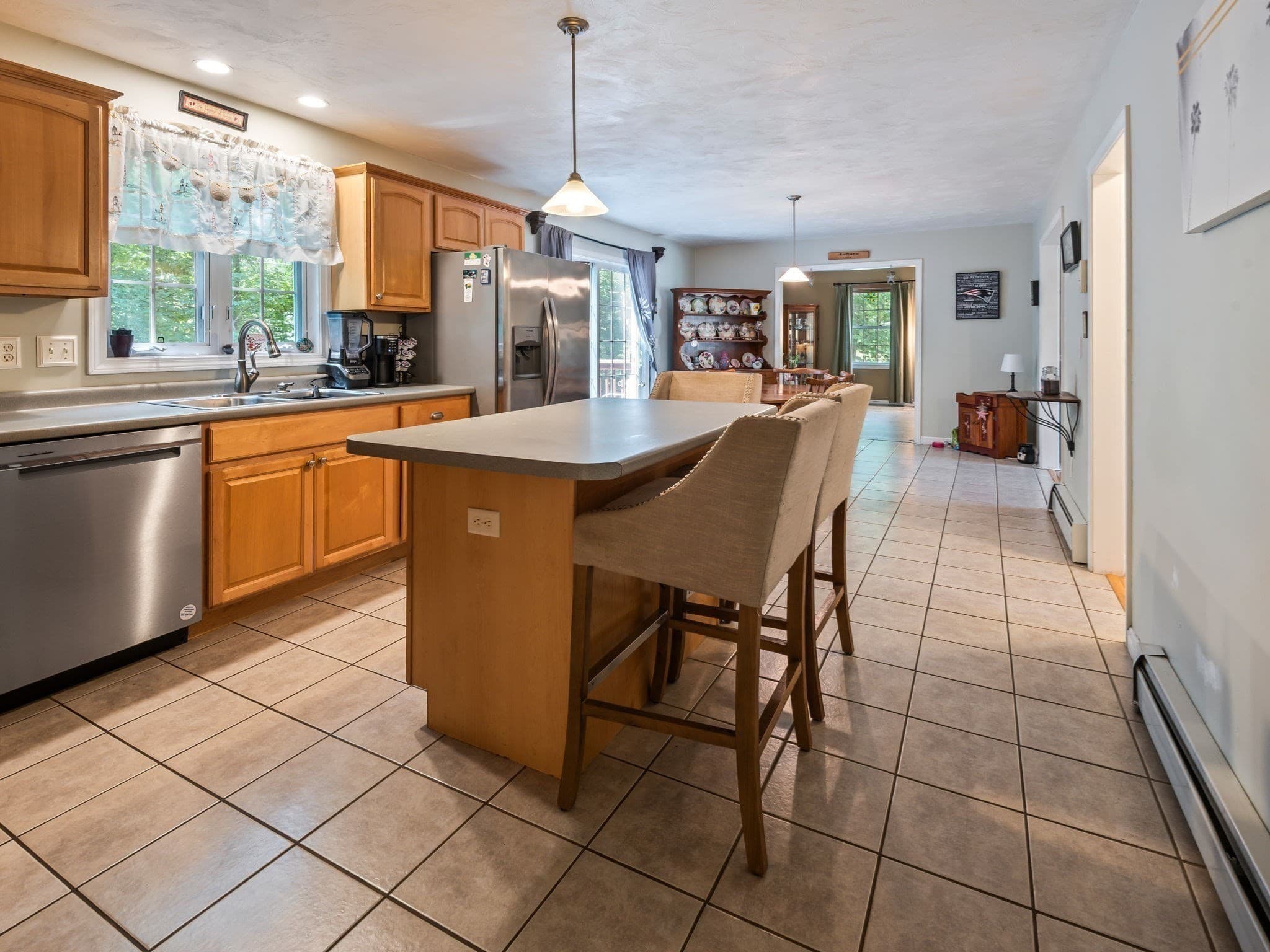 Single Family Residence at 4 Commonwealth Ave, Auburn MA 01501, Auburn, photo 7 of 40