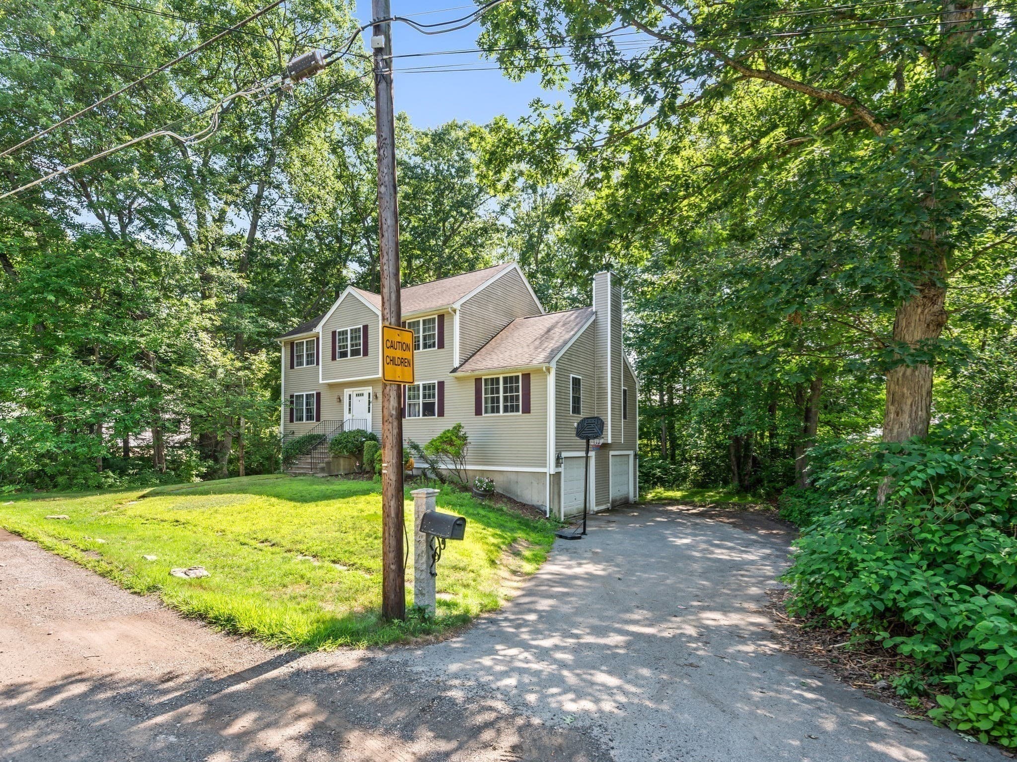 Single Family Residence at 4 Commonwealth Ave, Auburn MA 01501, Auburn, photo 3 of 40