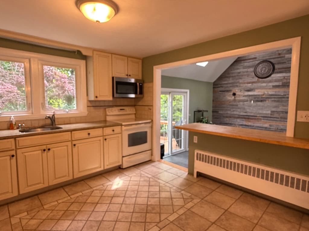 7 Wayne Dr, Foxboro MA 02035 photo 3