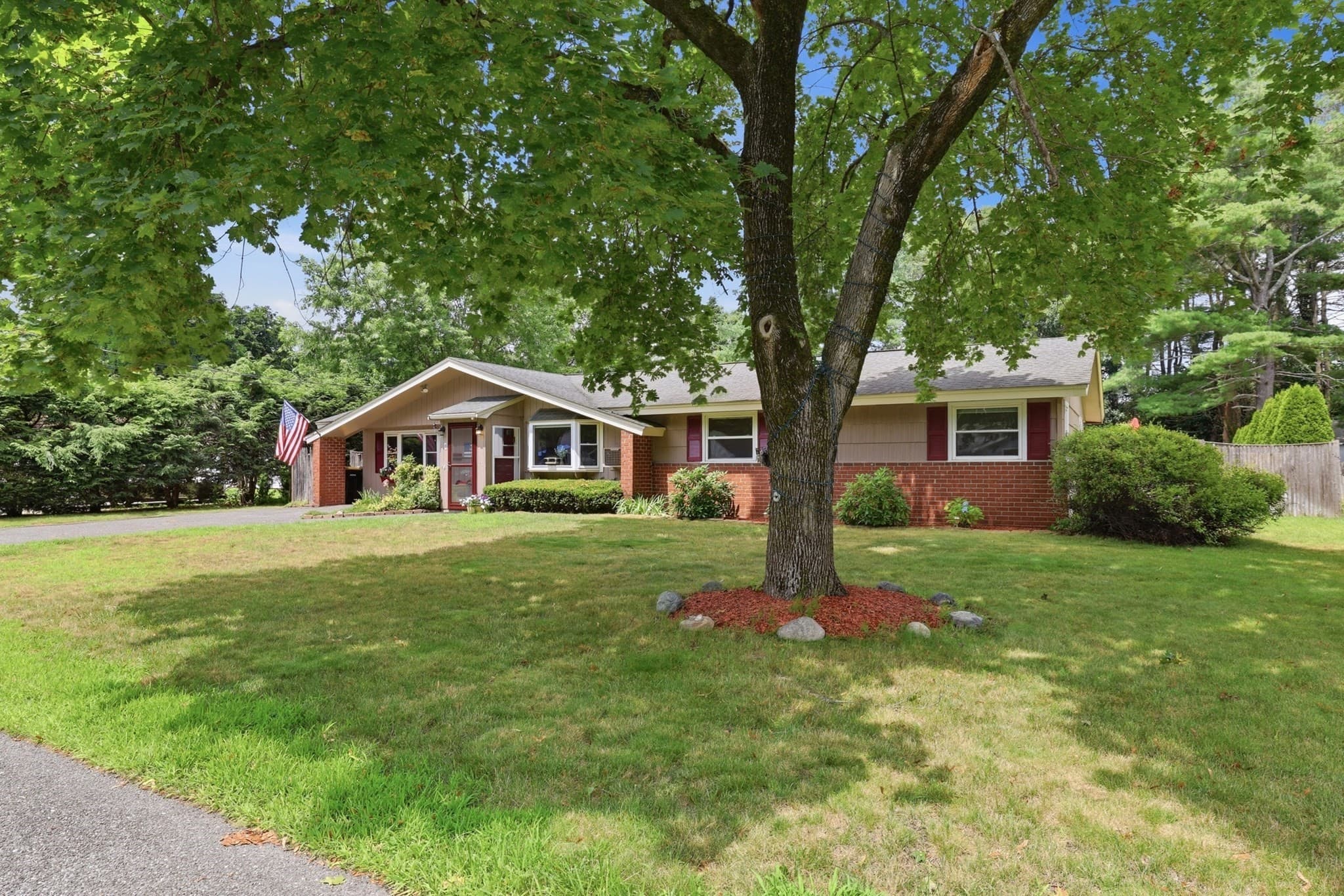 8 Sloane Dr, Framingham MA 01701